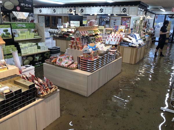 【台風】三重県の伊勢神宮正面にある『勢乃國屋』の台風被害が酷すぎる…！