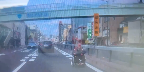 西成の道路でまさかのアレが逆走…衝撃の瞬間を捉えたドラレコ映像がヤバい