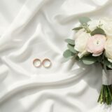 結婚指輪とブーケ(イメージ)